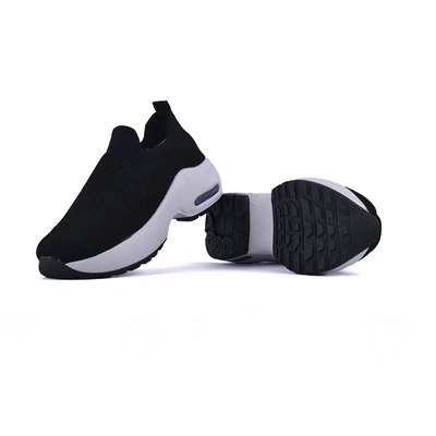 Zapatillas FlexG en color negro con suela blanca, ideales para confort y estilo en cada paso.