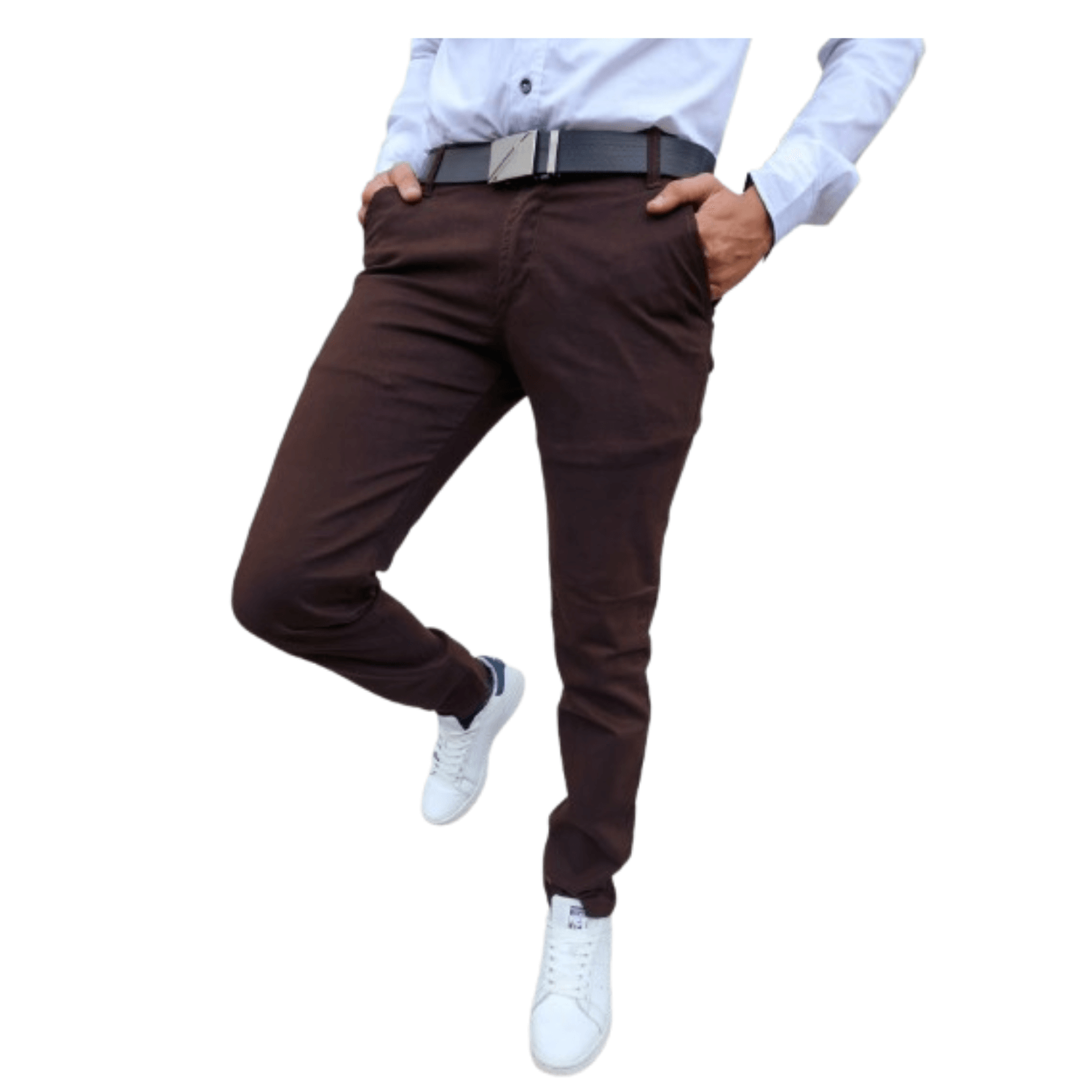 Pantalón en drill para caballero en color marrón, con camisa clara y zapatos blancos.